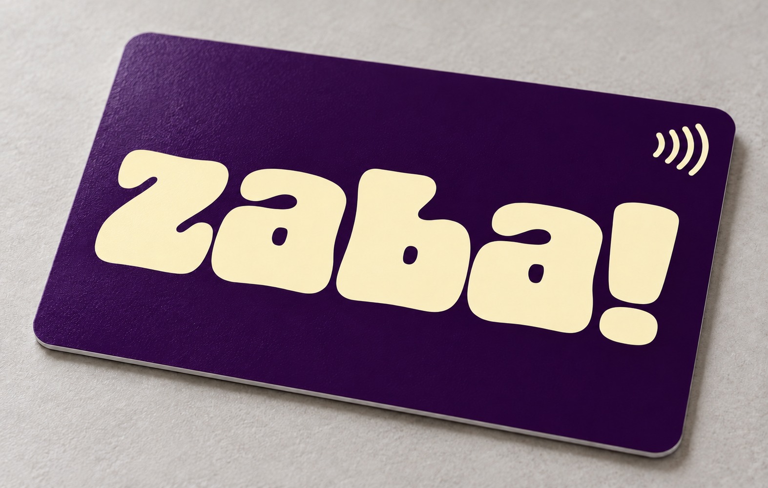 La tarjeta zaba! en morado oscuro con el nombre en letras crema y el símbolo NFC en la esquina